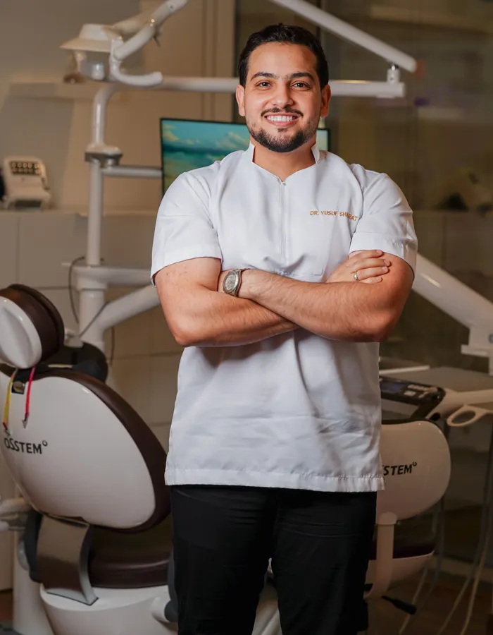 Dr. Caio Fontes no consultório da Velluna Odontologia