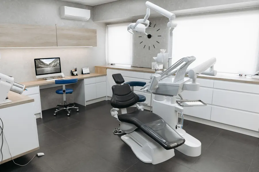 Consultório moderno com equipamento para tratamento de canal