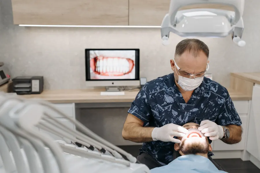 Procedimento odontológico especializado em implantes